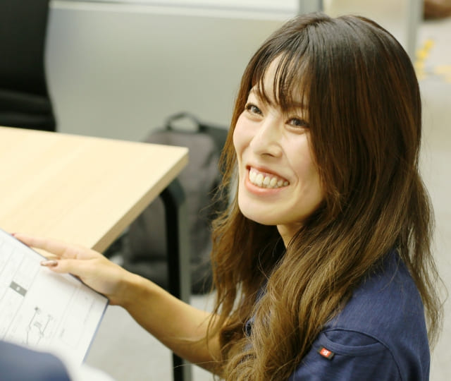 トータルスマートの社内の様子と働くメンバー3