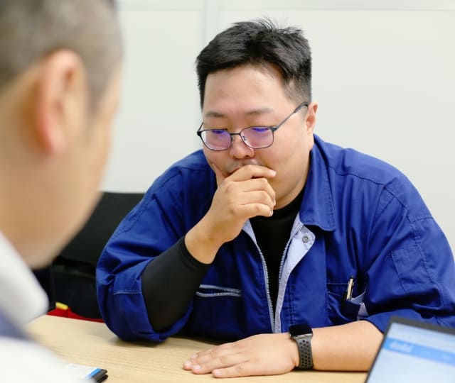 トータルスマートの社内の様子と働くメンバー4